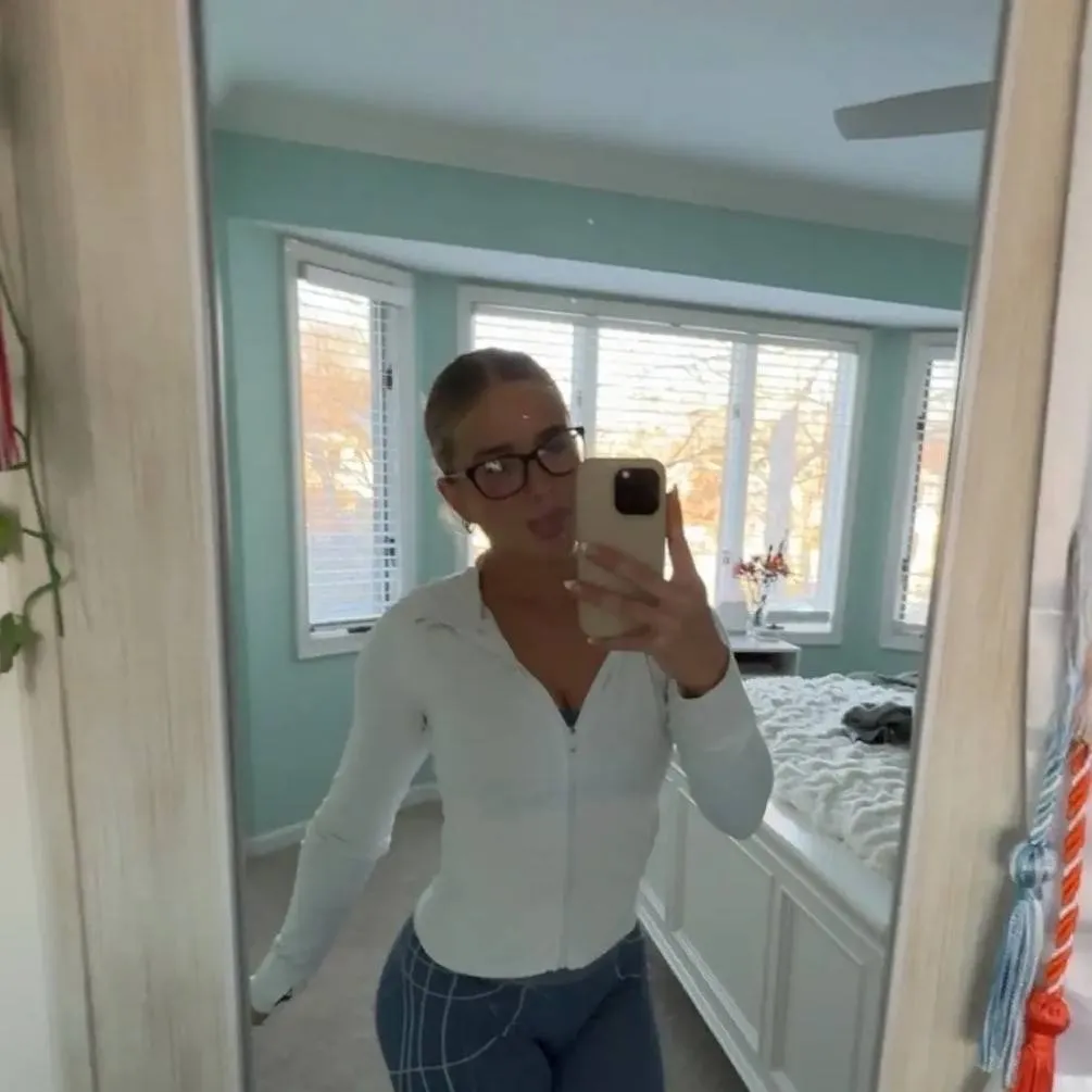 chat with ai character: livvy