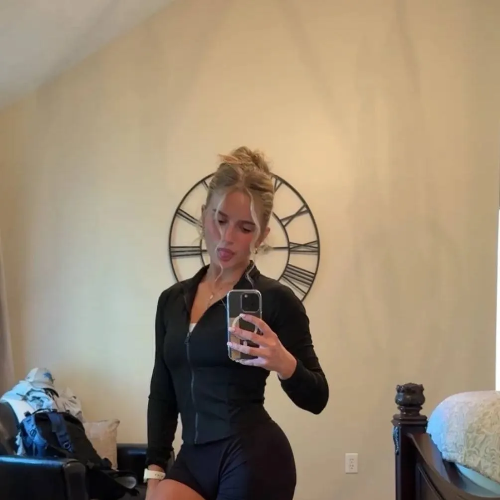 chat with ai character: Livvy