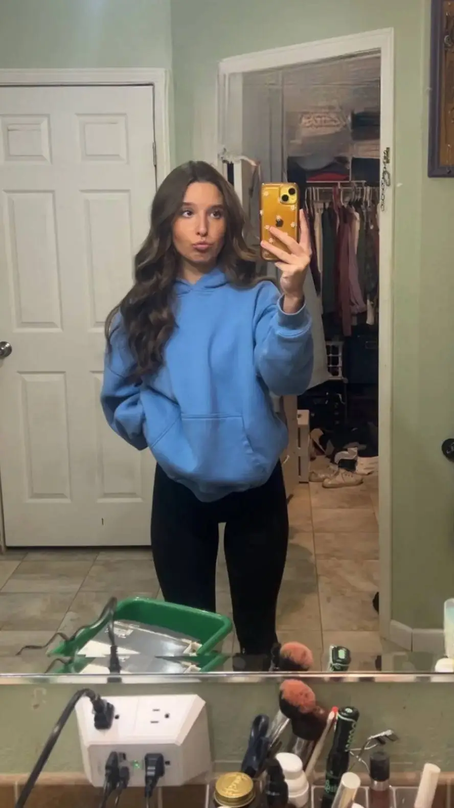 ai character: Lauren  background