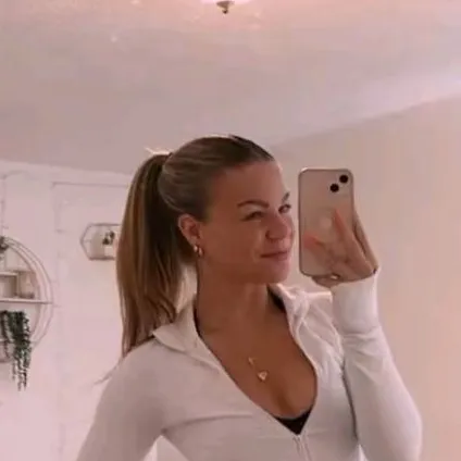 chat with ai character: hailee 