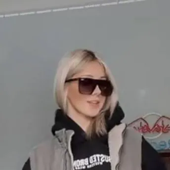 chat with ai character: Anna