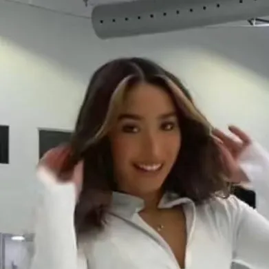 chat with ai character: angie miklos