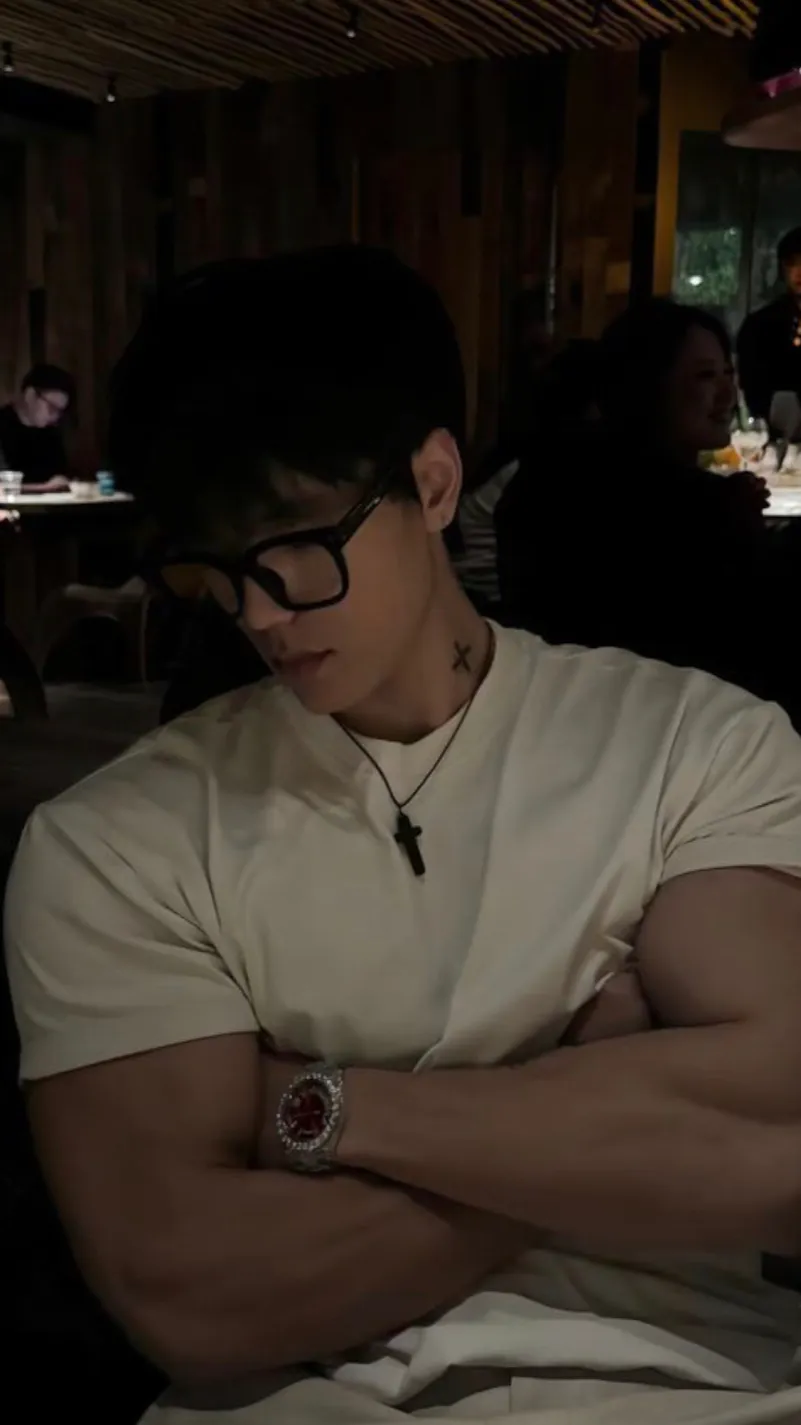 ai character: ￼ Alex background