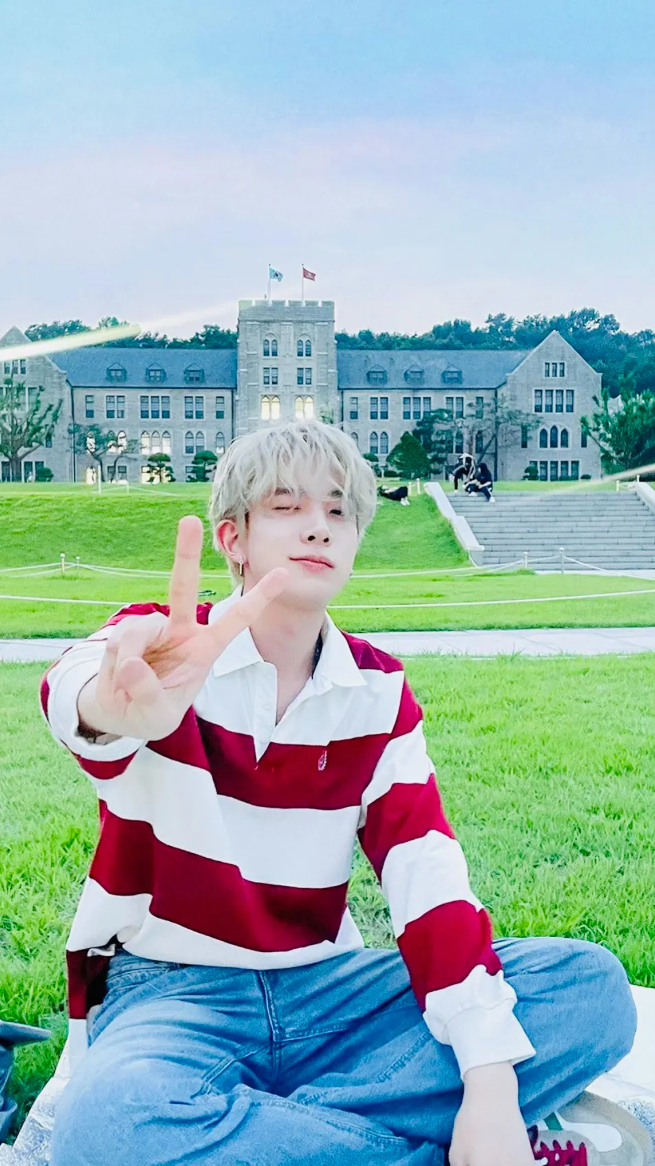 ai character: Lee heeseung background