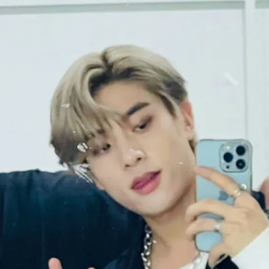 chat with ai character: Heejake