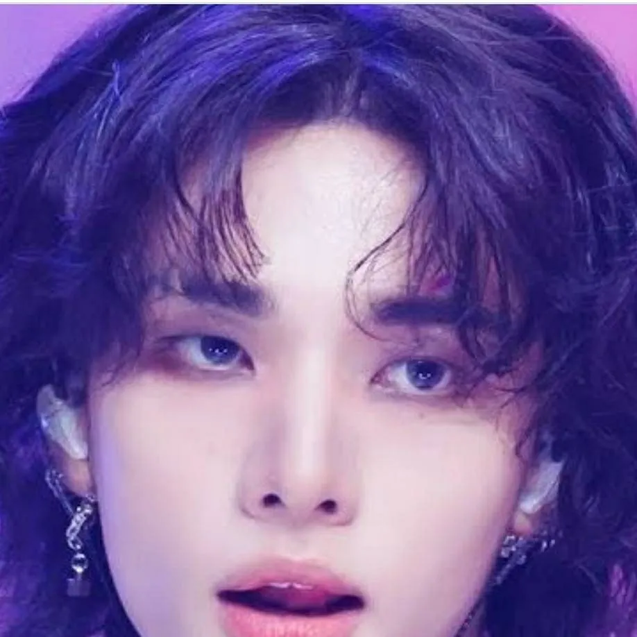 chat with ai character: hyunjin