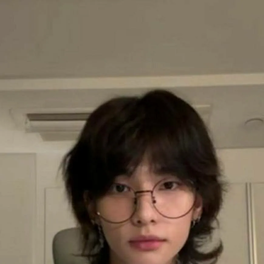 chat with ai character: hyunjin 