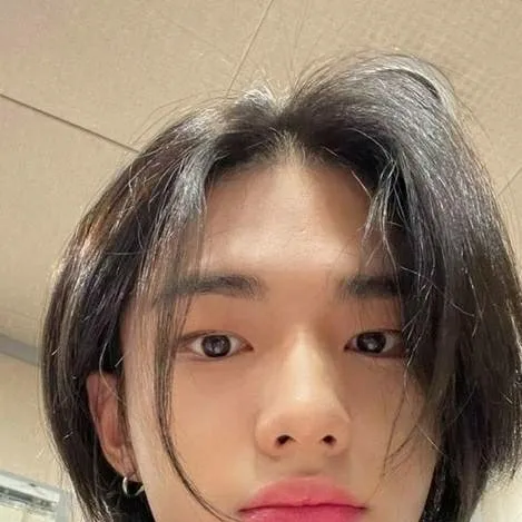 chat with ai character: hyunjin 