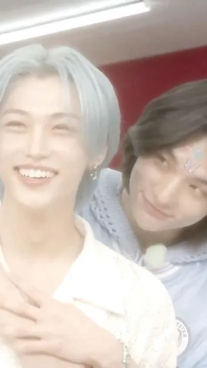 ai character: 🐥hyunlix🥟 background