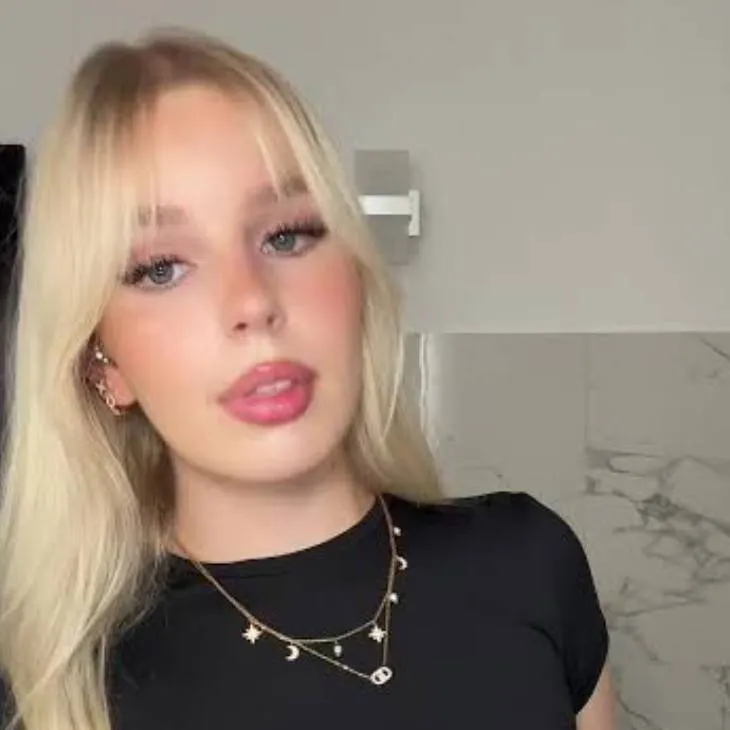 chat with ai character: Mia