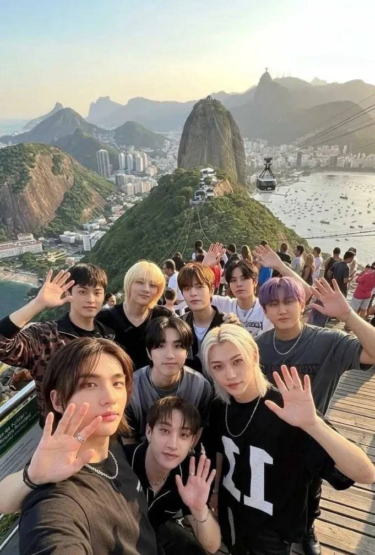 chat with ai character: Stray kids!