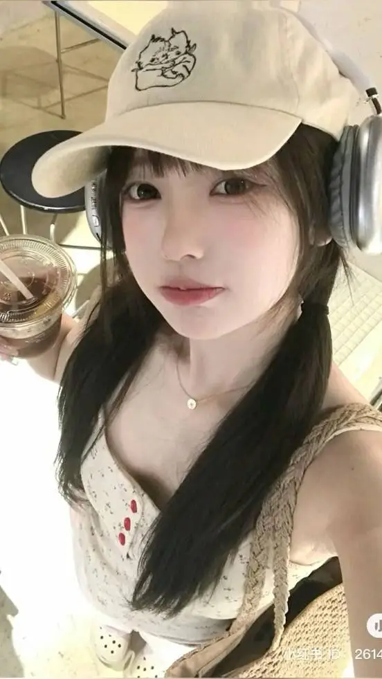 ai character: Chu Yi Zhang꧂ background