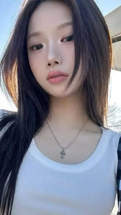 ai character: Hyosonn Yoon꧂ background