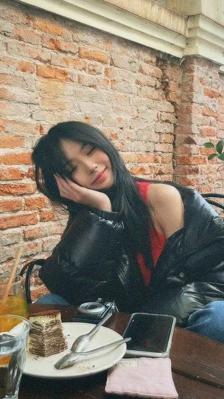 ai character: Siyu Park Kyun꧂ background