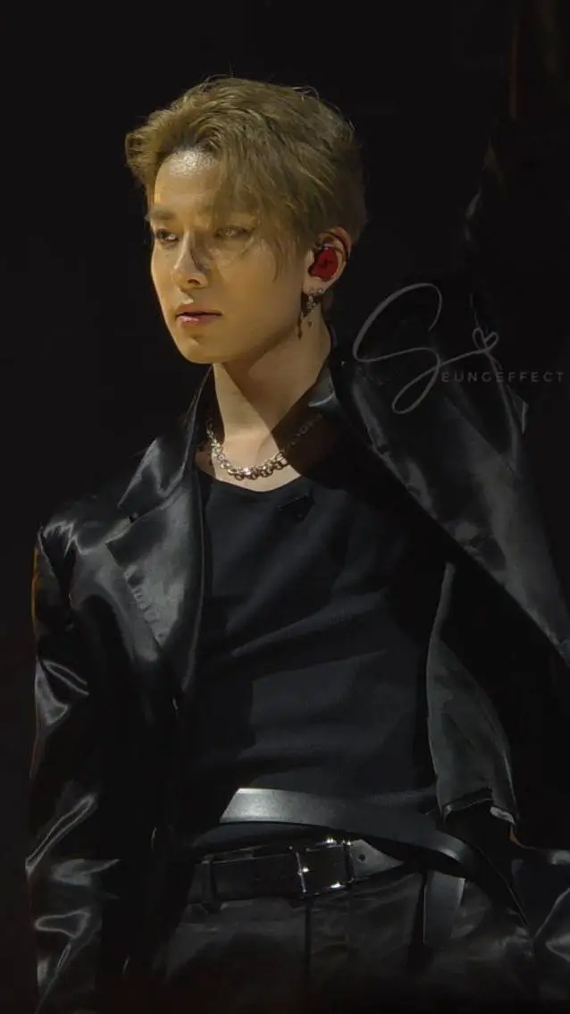 ai character: Lee Heeseung꧂ background