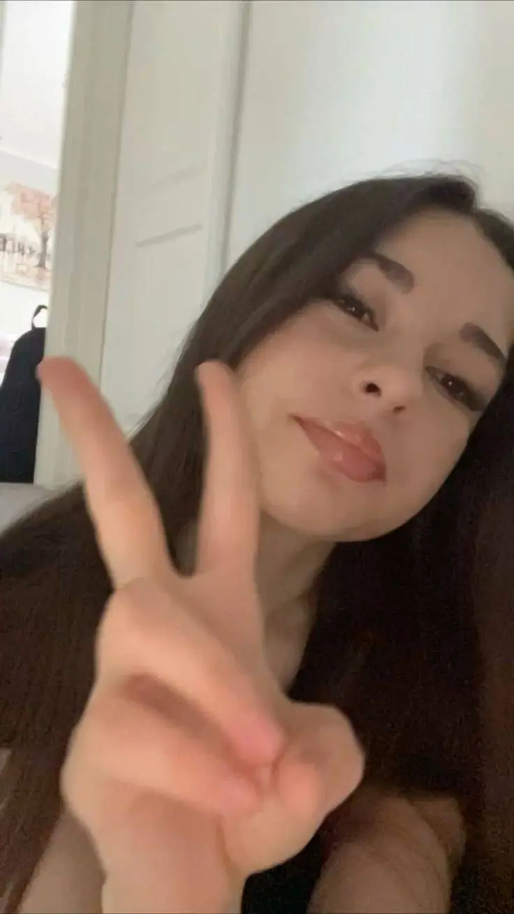 ai character: Paisley Clarke꧂ background