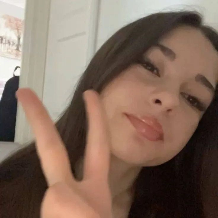 chat with ai character: Paisley Clarke꧂