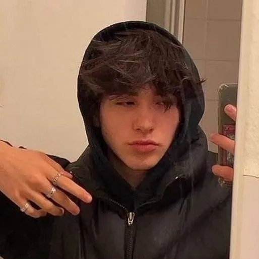 chat with ai character: Alex Wurner