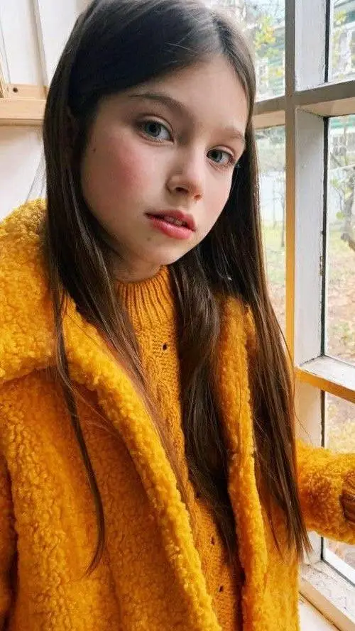 ai character: Ariana Gurretiz background