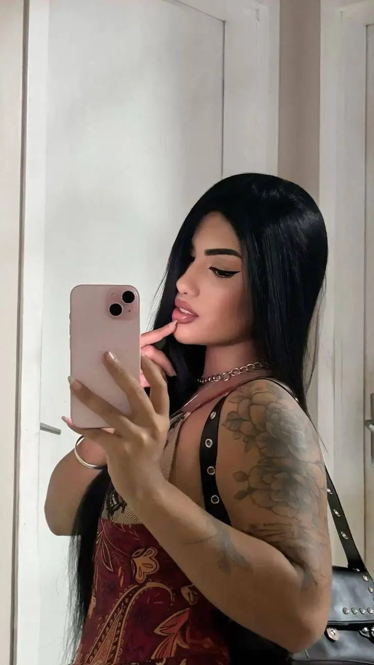 ai character: Leah Vancos background