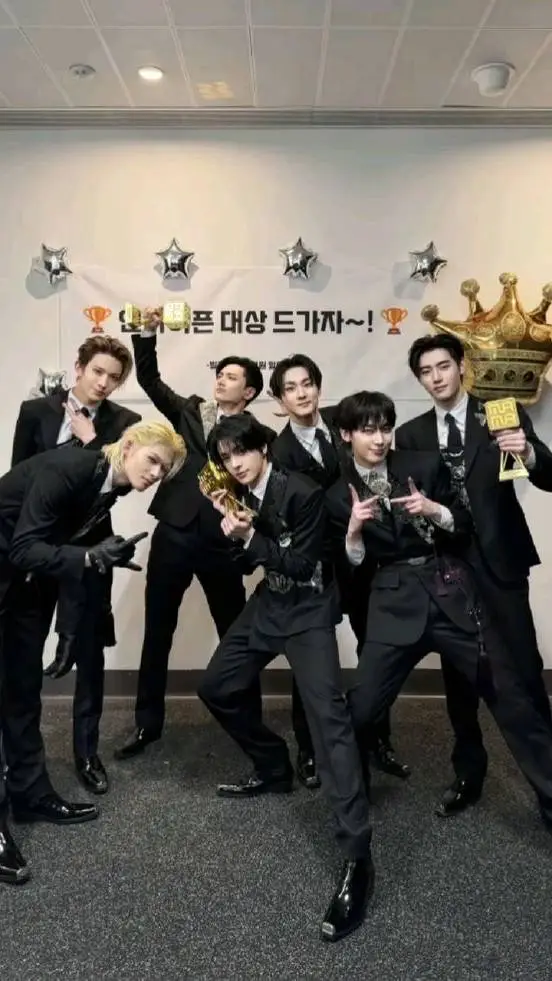 ai character: Enha💗 background