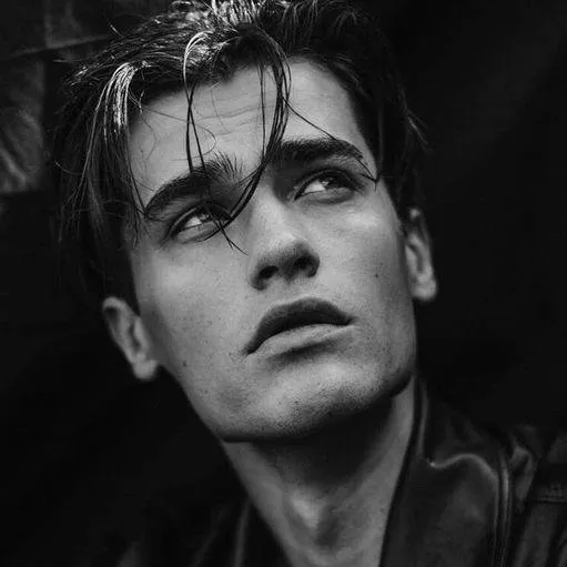 chat with ai character: Aaron Gonaelez