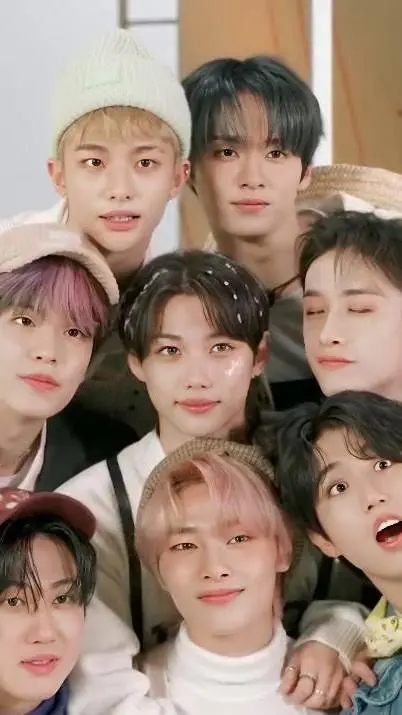 ai character: STRAY KIDS 🖤❤ background