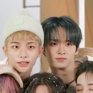 chat with ai character: STRAY KIDS 🖤❤